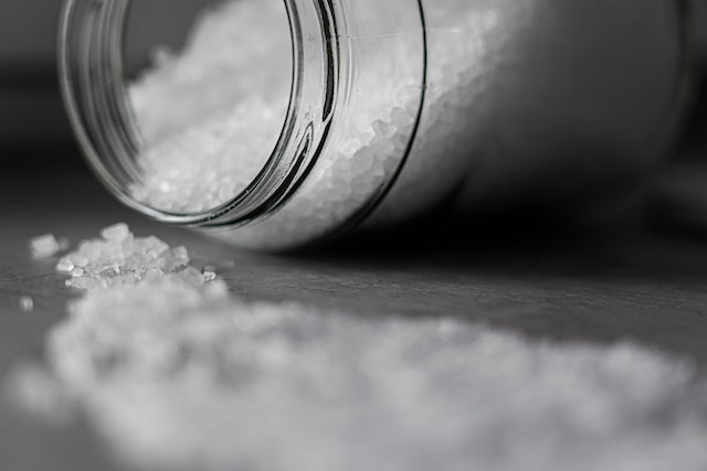 5 sposobów na zmniejszenie spożycia soli w diecie seniorów.