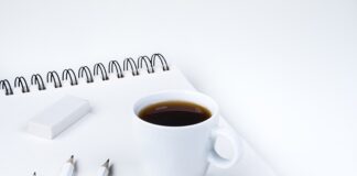 Jak zwęzić spodnie z gumką w pasie?