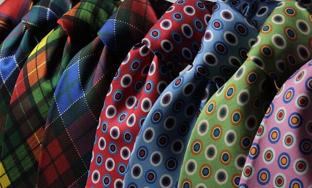 Jakie są modne krawaty wąskie czy szerokie?